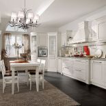 Bolgheri i Montecarlo marki Stosa, z litego dębu lakierowanego na biało, STUDIO ITALIA