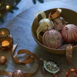 bombki w miseczce dekoracje stołu na święta