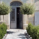 Właścicielka mocno trzyma się kolorystycznego klucza – stawia na szarości, beże i antracyty, nawet w ogrodzie.