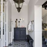 Dekoracyjne płytki podłogowe Ludivine sprytnie skopiowała z tego, co zostało z oryginalnej, poszpitalnej ceramiki.