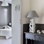 Im wyżej, tym bardziej industrial ustępuje przytulnej, uproszczonej w formie klasyce.