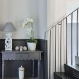 Właściciele rozmyślali nad zamaszyście kręconymi schodami na górne piętro, ale ostatecznie postawili na tarasowe, z