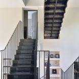 Właściciele rozmyślali nad zamaszyście kręconymi schodami na górne piętro, ale ostatecznie postawili na tarasowe, z