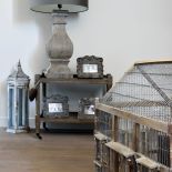 Z siedmiu przeprowadzek pozostał gospodarzom niezły arsenał lamp, mebli i pamiątek.