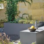 Właścicielka mocno trzyma się kolorystycznego klucza – stawia na szarości, beże i antracyty, nawet w ogrodzie.