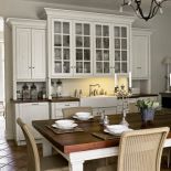 Bretońska architektura przeniesiona do Puszczy Kampinoskiej.