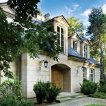 Bretońska architektura przeniesiona do Puszczy Kampinoskiej.