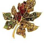 Broszka w kształcie liścia z cyrkoniami, granatami i turmalinami www.verdura.com