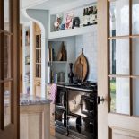 Brytyjska czarna Aga, na podłodze włoski marmur, na blacie różowy belgijski, a płytki z Maroka.