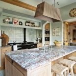 Brytyjska czarna Aga, na podłodze włoski marmur, na blacie różowy belgijski, a płytki z Maroka.