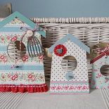 Budki dla ptaszków, ręcznie malowane i zdobione techniką decoupage oraz scrapbooking. Magdalena Mroziewska,