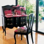 Buduarowa alegancja z różowymi akcentami. Bukowe krzesło Provence za 2600 zł. GRANGE