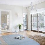 Budynek jest jakby rozciągnięty, mocno oszklony, żeby wpuścić do środka jak najwięcej lasu.