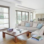 Budynek jest jakby rozciągnięty, mocno oszklony, żeby wpuścić do środka jak najwięcej lasu.