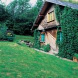 Budynek wykonany jest w całości z drewna bez ani jednego gwoździa i odrobiny cementu.