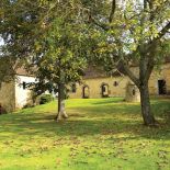 Budynki folwarku otoczone zielenią. Świat według Opałki