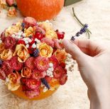 jesienna dekoracje z dyni i kwiatów