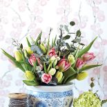 Bukiet tulipanów w klasycznych kolorach: czerwień i żółć.