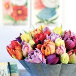 Bukiet tulipanów wstawiony do starej miski.