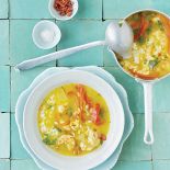 Bulion krewetkowy z chorizo i szafranem.