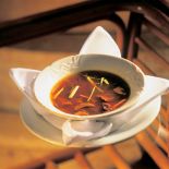 Bulion z suszonymi grzybami. Na wigilijnym stole