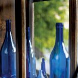 Butelki miały pełnić funkcję zazdrostek, ale jest wprost przeciwnie – przyciągają wzrok!