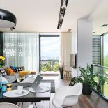 Butla na stole NAP, świece Decolor, kanapa Bruhl (Moule), poduchy Decolor, stolik kawowy Amborgio, stół