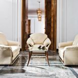 By duży salon wydał się przytulniejszy, wysuńmy kanapy na środek pokoju. Te z kolekcji C191 można zamówić obite skórą