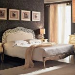 By ocieplić zimną ramę łóżka, zagłówek wyłożono tkaniną. Oprócz srebrnego i złotego można