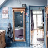 Całe wnętrze powstało z myślą o kolekcji niebieskich filiżanek i deseczek z wzorem cebulowym.