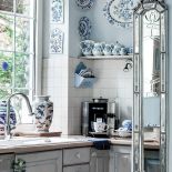 Całe wnętrze powstało z myślą o kolekcji niebieskich filiżanek i deseczek z wzorem cebulowym.