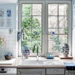 Całe wnętrze powstało z myślą o kolekcji niebieskich filiżanek i deseczek z wzorem cebulowym.