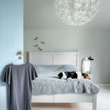 Całe wnętrze powstało z myślą o kolekcji niebieskich filiżanek i deseczek z wzorem cebulowym.