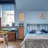 Całe wnętrze powstało z myślą o kolekcji niebieskich filiżanek i deseczek z wzorem cebulowym.