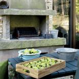 Całość doskonale wpasowuje się w podwrocławski pagórkowaty krajobraz i działkę z widokiem na stare lipy, dęby i buki.