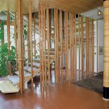 Cały parter części dziennej był wolną przestrzenią (parawanowe ścianki i ażurowe przepierzenia z czasem wzmocniono