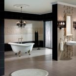 Cały w kwiatach. Płytki z kolekcji Otylia/Dessous: na ścianę - 53 zł/m2, na podłogę - 51 zł/m2. CERAMIKA PARADYŻ