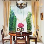 Carską lampę stołową, jeszcze na świeczki, Marzena znalazła na targu staroci. Po drobnych przeróbkach stała