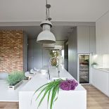 Surowość przełamują akcenty kolorystyczne.