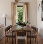 przytulna jadalnia z drewnem i cegłą na podłodze