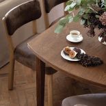 przytulna jadalnia z drewnem i cegłą na podłodze