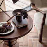 przytulny salon z drewnem i cegłą na podłodze