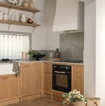 kuchnia z drewnem i cegłą na podłodze