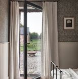 wnętrza z cegłą i z drewnem