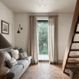 wnętrza z cegłą i z drewnem w wakacyjnym domu