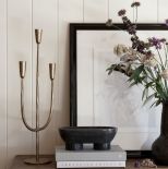 przytulna sypialnia z drewnem na ścianach i suficie