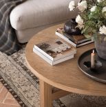 przytulny salon z drewnem i cegłą na podłodze