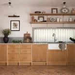 kuchnia z drewnem i cegłą w wakacyjnym domu