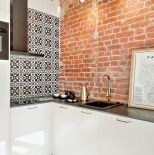 cegła między szafkami w kuchni