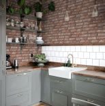 cegła między szafkami w kuchni
